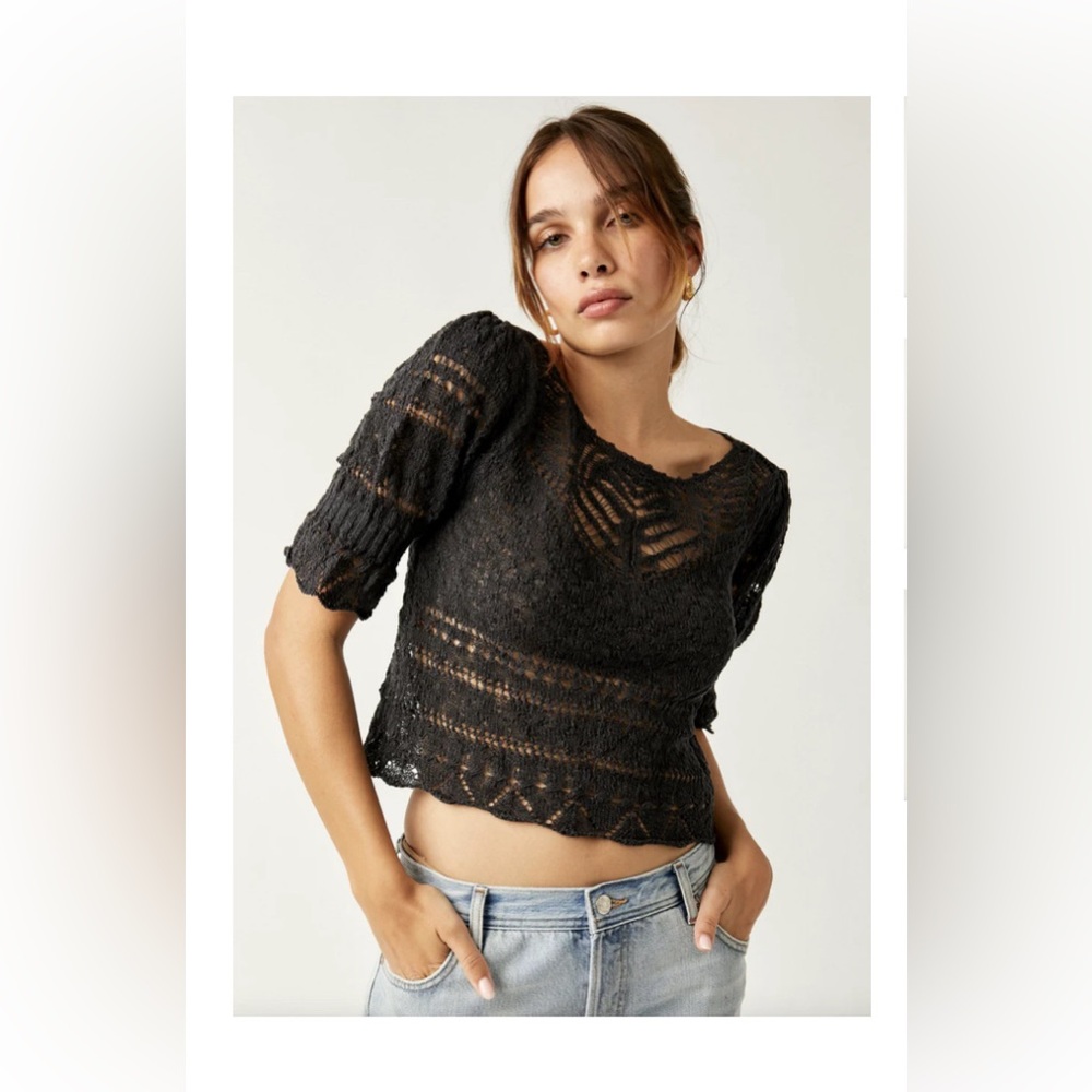 Free people cute open top. Size XS. color: black/noir